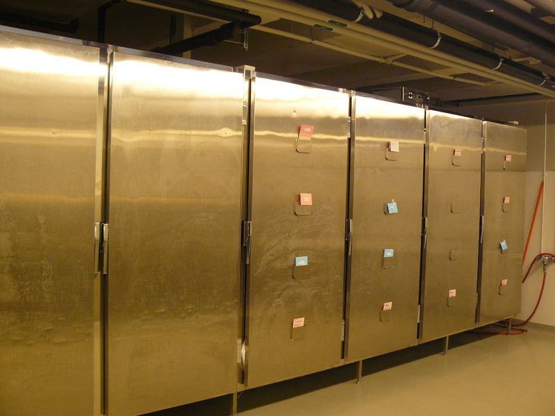 解剖率の高いフィンランドでは死体用の冷蔵庫の数も日本と比べ圧倒的に多い（筆者撮影）