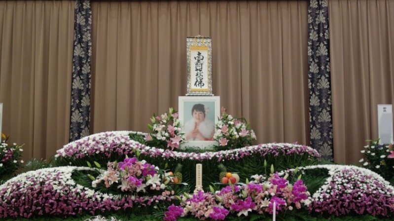 紗愛理さんが大好きだったピンク色の花に囲まれて執り行われた葬儀。たくさんの友人が突然の別れを惜しみました（遺族提供）