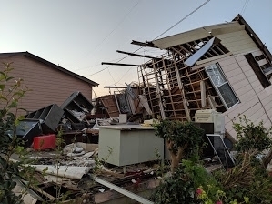 猛威を振るった2019年9月の台風15号。筆者の近所では家屋が倒壊し、建物の一部が電線に引っかかって電線が切れたため停電が長期化した（筆者撮影）