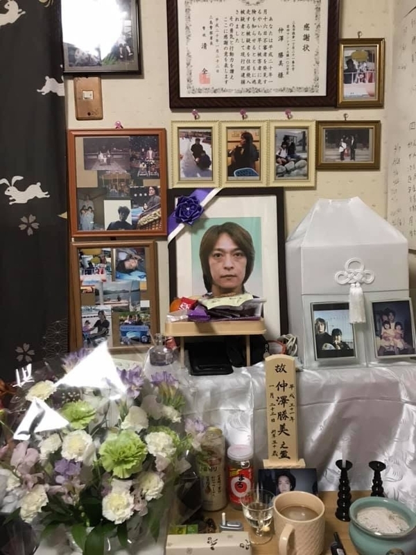 亡くなった父・勝美さんの遺骨は今も自宅の居間に置かれている（筆者撮影）