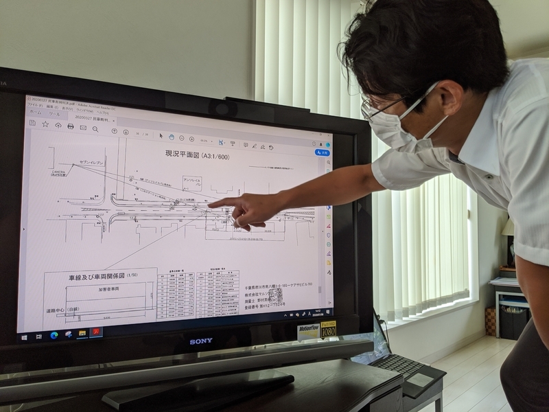 現場の詳細な図面を指さしながら、事故状況を説明する父親の善光さん（筆者撮影）