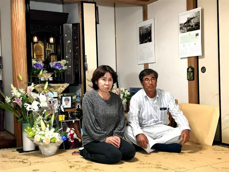 2011年2月、三男の隆史さんをひき逃げ事故で亡くした佐賀県の平野さん夫妻（筆者撮影）