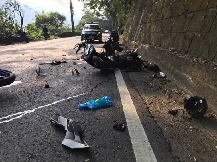 衝突の衝撃で大破した俊徳さんのスクーター。台湾は右側通行で、この車線は俊徳さんの走行車線だった(林里美さん提供)