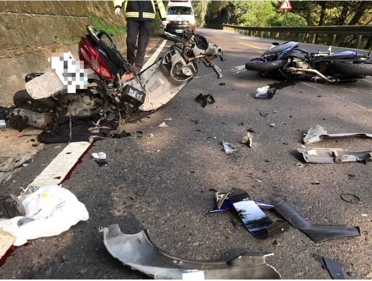 右側で転倒しているのが死亡したライダーの300ccのバイク(林里美さん提供)