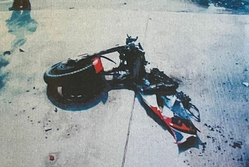 事故直後の敦司さんのバイク。タンクが踏み潰され、前部と後部が分断されている（楠野さん提供）