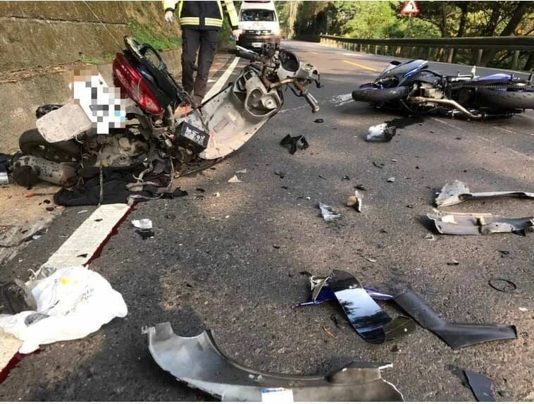 事故直後の事故現場。左のスクーターが俊徳さんのバイク。衝突は俊徳さんの走行車線上で発生したとみられている（林さん提供）