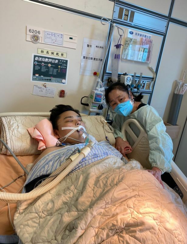 台北の病院のICUに入院中の俊徳さんを見舞う母の里美さん。脳死状態だった俊徳さんは事故から45日後に息を引き取った（林さん提供）