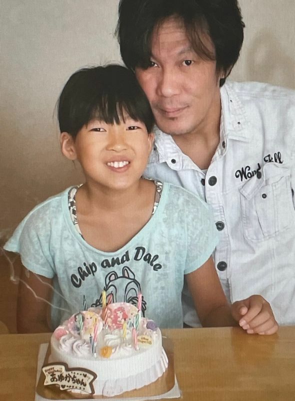 2017年9月10日、11歳のバースデーケーキを前に嬉しそうな表情を見せる安優香さんと父親の努さん。この半年後に事故は起こった（井出さん提供）