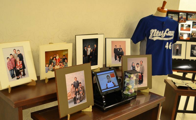 葬儀場には俊徳さんが身に着けていた野球のユニフォームと、思い出の家族写真が飾られていた（林さん提供）