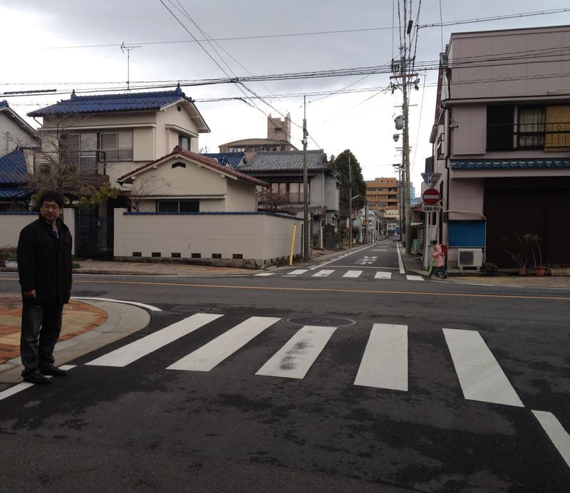 長男の貴仁さんが、無車検・無保険の車にはねられ死亡した名古屋市内の事故現場に佇む父親の眞野哲さん(筆者撮影)
