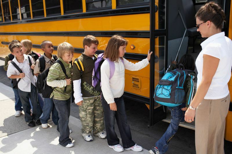スクールバスに乗り込む小学生たち
