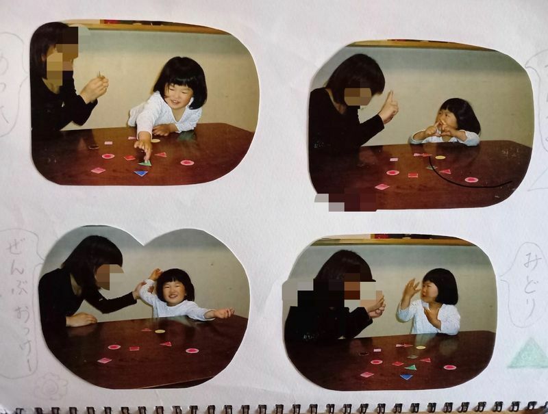 母親のさつ美さんと共に、キュードスピーチに使う図形を覚える訓練をする3歳当時の安優香さん（井出さん提供）