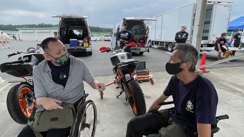 事故で右足を切断した男性と下半身まひの友人が バイクでサーキットを走った日 柳原三佳 個人 Yahoo ニュース 事故で右足を切断した男性と下半身まひの友人が バイクでサーキットを走った日 柳原三佳 個人 Yahoo ニュース