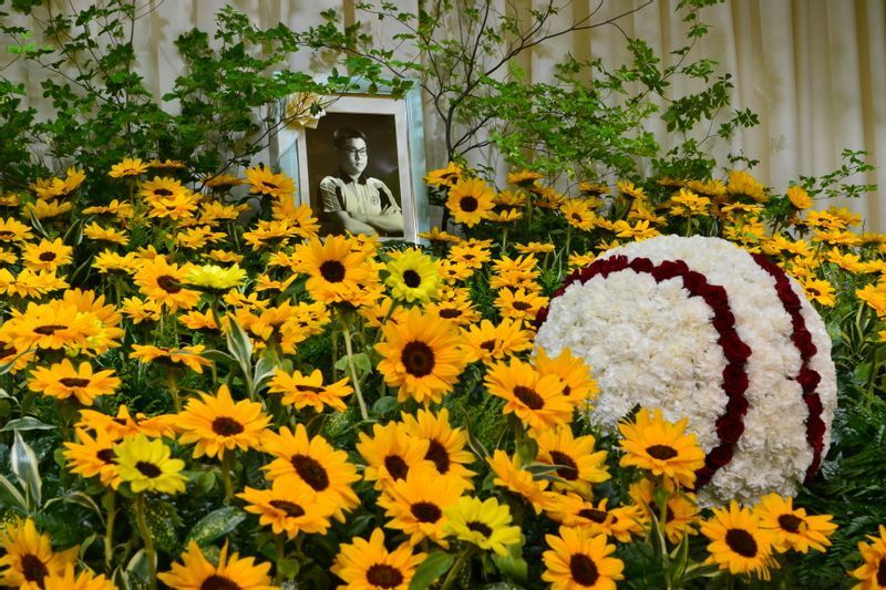 ５月、日本で執り行われた俊徳さんの葬儀には大好きだったひまわりの花と花でかたどられた野球ボールが飾られていた（筆者撮影）