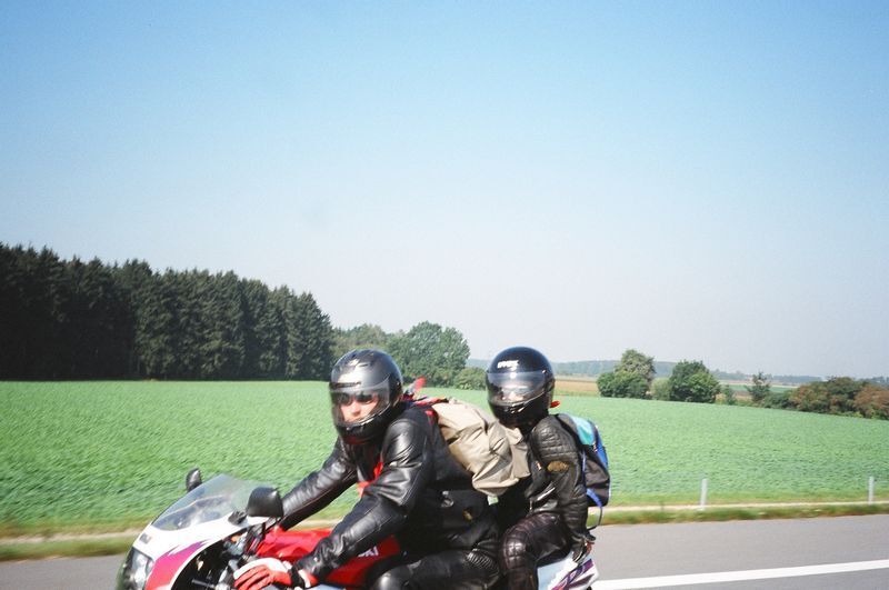 ドイツのアウトバーンで出会った親子の二人乗りライダー(筆者撮影)