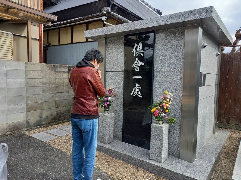 4年目の命日の2日前、安優香さんのお墓に手を合わせる父の努さん（遺族提供）
