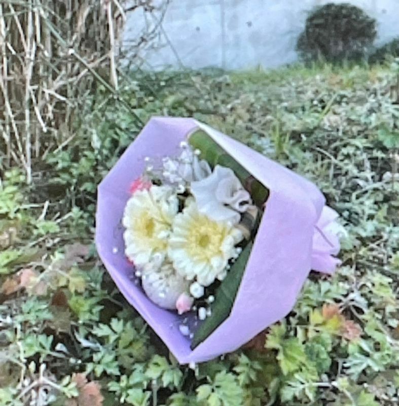 事故から4年目の朝、今年も安優香さんが通っていた学校の花壇には、無記名の可愛い花束が供えられていた（遺族提供）