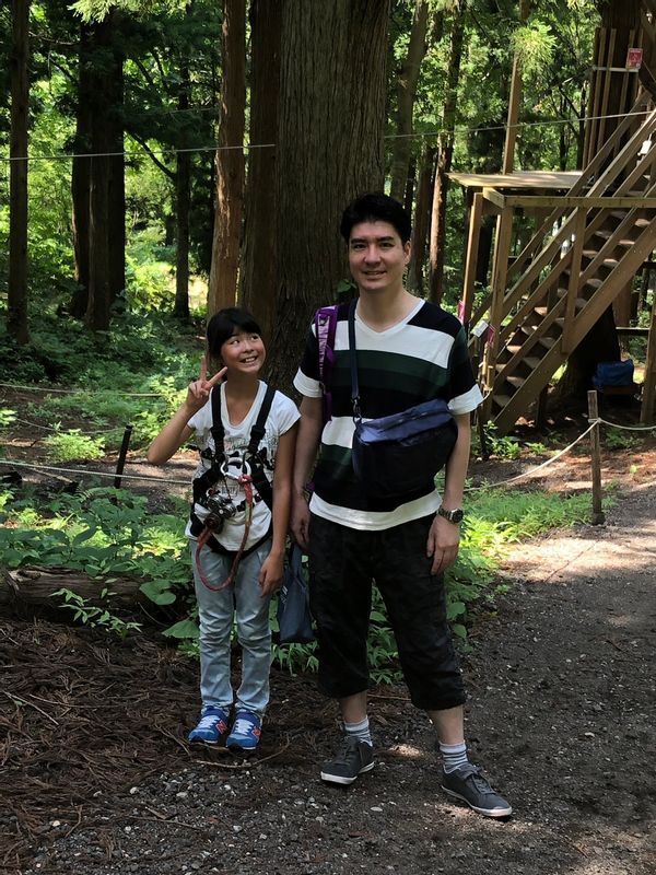 事故前年の8月、湯沢のフォレストアドベンチャーでの父娘。これが耀子さんにとって最後の夏休みとなった(遺族提供)