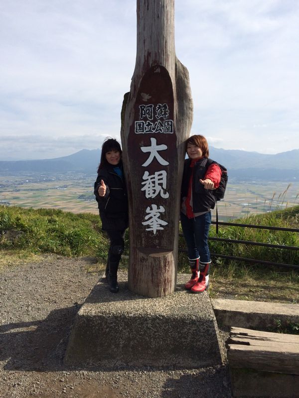 阿蘇山の大観峰で。転倒事故はこの翌日に発生。左側が筆者(筆者の友人撮影)