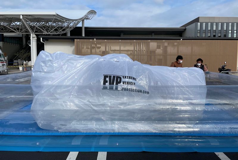 車両用浸水防止シートの実証実験。車を入れた状態で水の入ったプールに4時間浸けられた(蔵田工業提供)