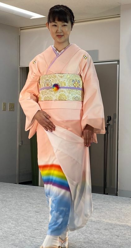 『東京キモノショー』のファッションショーに出演し、虹の着物を披露した理絵さん（撮影／Hitomi氏）
