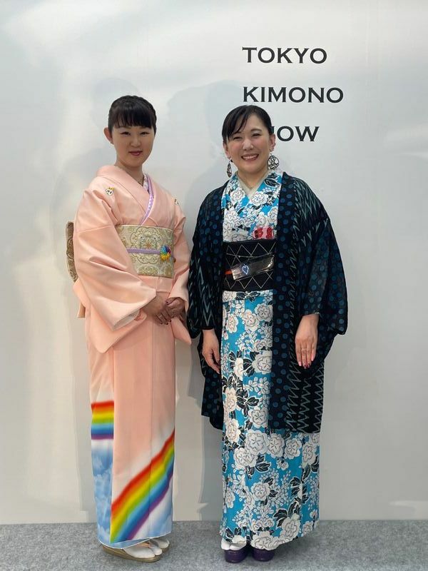 虹の着物を制作した「加花」のきものデザイナー・木越まりさんと（筆者撮影）