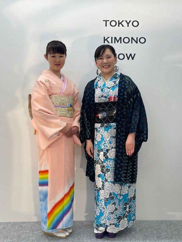 虹の着物を制作した「加花」のきものデザイナー・木越まりさんと(筆者撮影)