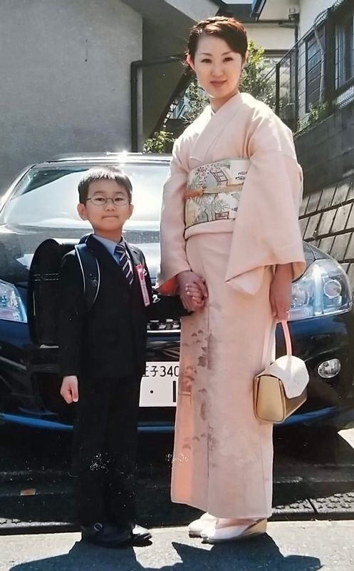 小学校入学の日。マサムネくんはおかあさんの着物姿が大好きだった(理絵さん提供)