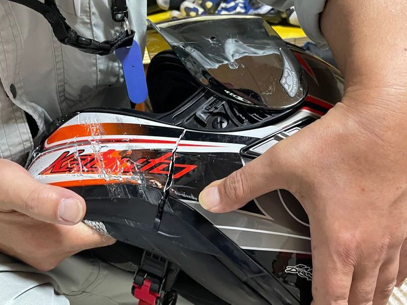 頑丈なフルフェイスヘルメットだが、フェイスガードの部分が完全に割れていた(筆者撮影)