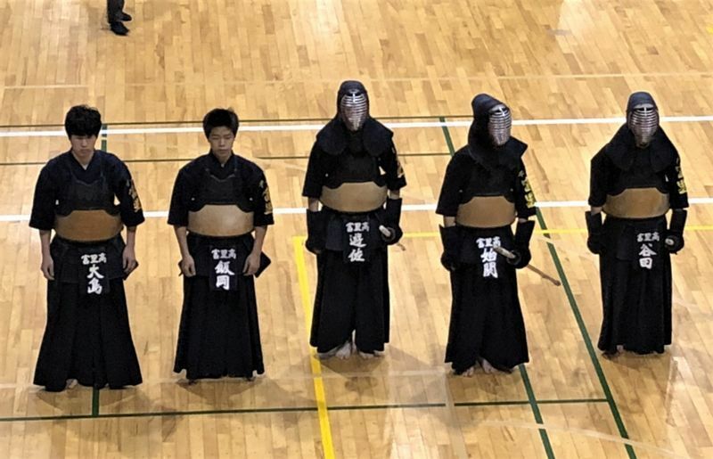 剣道の試合に臨む高校時代の陽輔さん（右端／谷田さん提供）