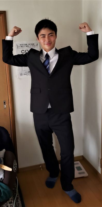 スーツ姿の陽輔さん。事故から1か月後に催された成人式には、友達が写真を携えて出席した(谷田さん提供)