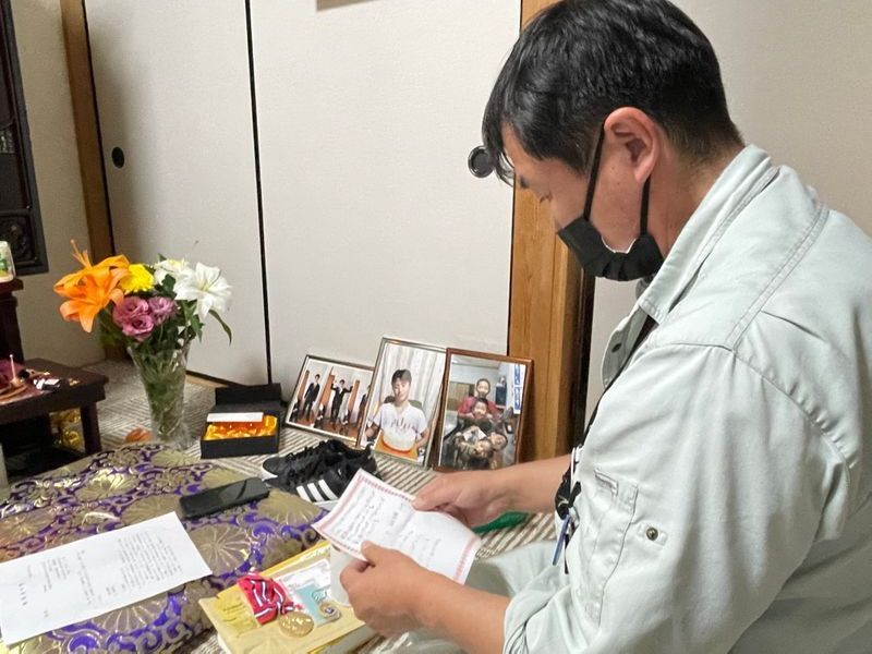 タイムカプセルの中に入っていた陽輔さんの手紙を読む父・季之さん(筆者撮影)