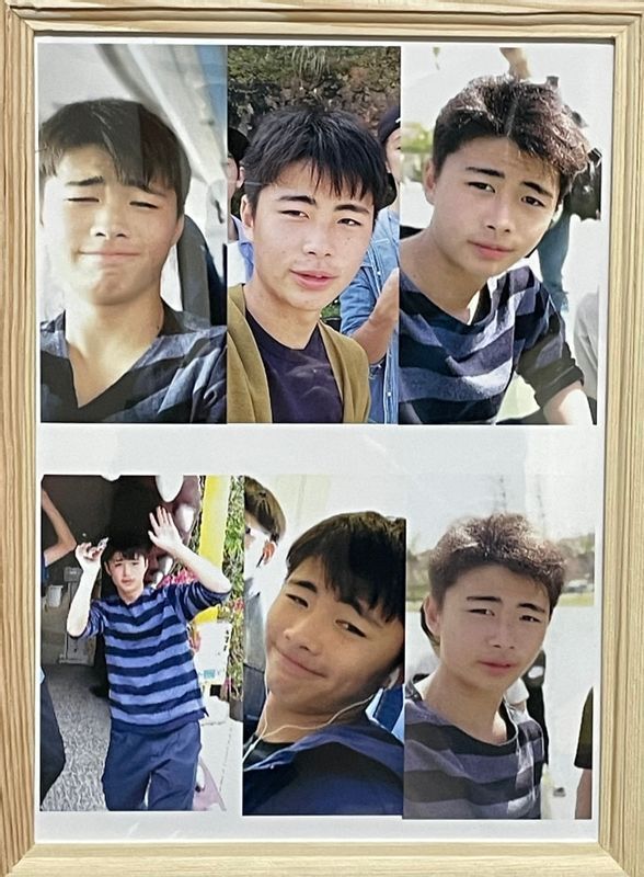 とても明るく優しい青年だったという陽輔さん。仏壇の横には、さまざまな表情の写真を集めて父の季之さんが作ったコラージュが飾られていた(筆者撮影)