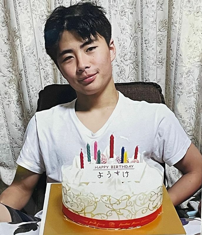 6人家族の谷田家では、年6回の誕生日会を欠かさず行い、バースデーケーキを前に記念写真を撮るのが習慣だった（谷田さん提供）