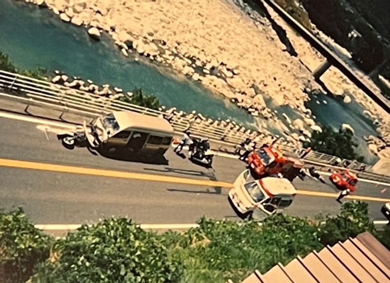 事故直後の現場。加害者のワンボックスカーは禎三さんのバイクに衝突して対向車線上に停止し、禎三さんは木曽川に転落した(緒方さん提供)