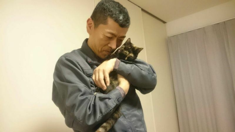 飼い猫を抱く被害者の小柳憲さん。とても優しい性格だったという（遺族提供）