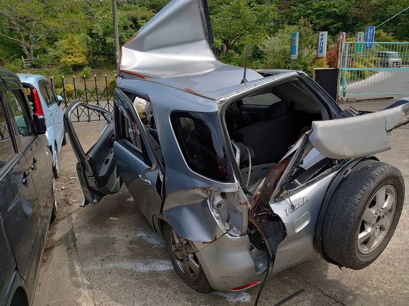 亡くなった小柳さんの車。左側面からの衝撃を受け大破している(遺族提供)