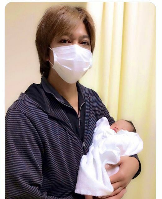 事故に遭う直前の仲澤勝美さん。子煩悩だった勝美さんは、事故の前日も杏梨さんの赤ちゃんを微笑みながら抱きしめてくれていたという（杏梨さんのツイッターより）