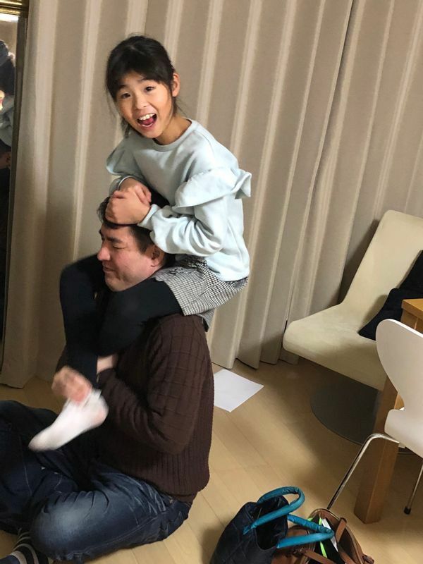 パパの肩車に嬉しそうに乗る耀子さん。暁生さんの御気に入りの1枚だという（波多野さん提供）