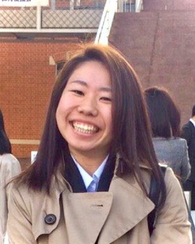 大学の入学式で笑顔を見せる玲菜さん（遺族提供）
