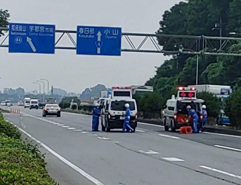 6月28日、事故現場の新4号国道を通行止めにして行われた再実況見分（佐々木さん撮影）