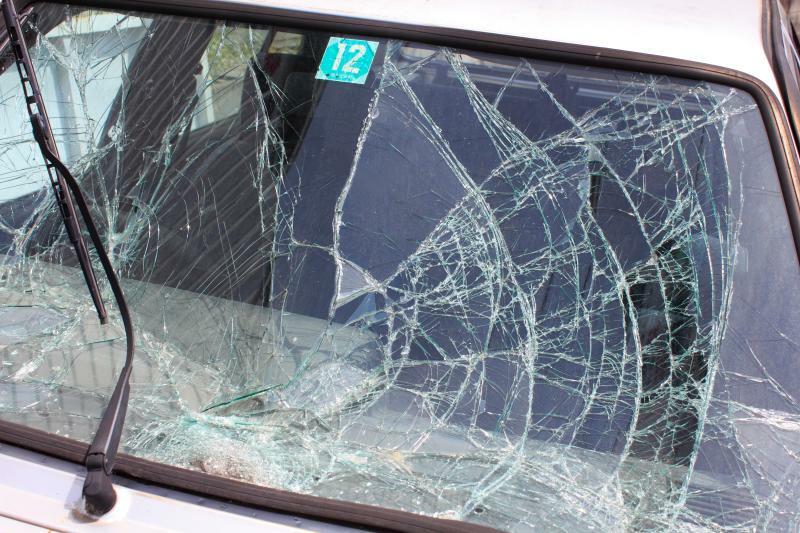 衝突の衝撃で蜘蛛の巣状に割れたフロントガラス／＊本件事故の車両ではありません