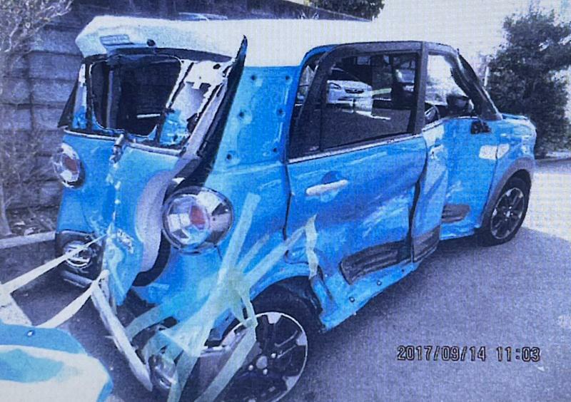 事故から3日後に撮影されたAさんの車。タクシーとの衝突事故で大破している（A氏提供）