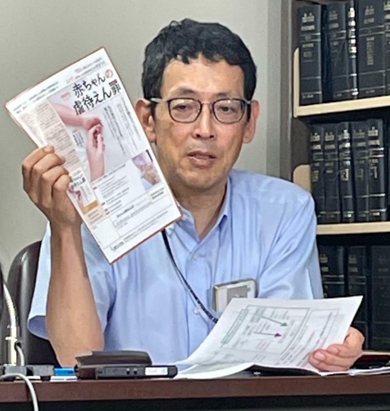 2023年7月、東京高裁でSBS問題について会見を行う秋田真志弁護士。SBS検証プロジェクトの共同代表をつとめながら、多くのSBS冤罪事件で無罪を勝ち取ってきた（筆者撮影）