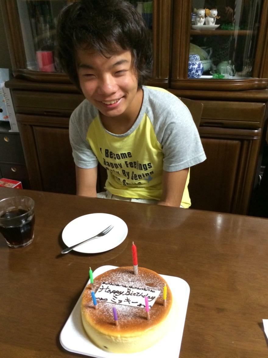 15歳の誕生日を大好きなチーズケーキでお祝い。これが樹生さんの最後のバースデーパーティ－になった（遺族提供）