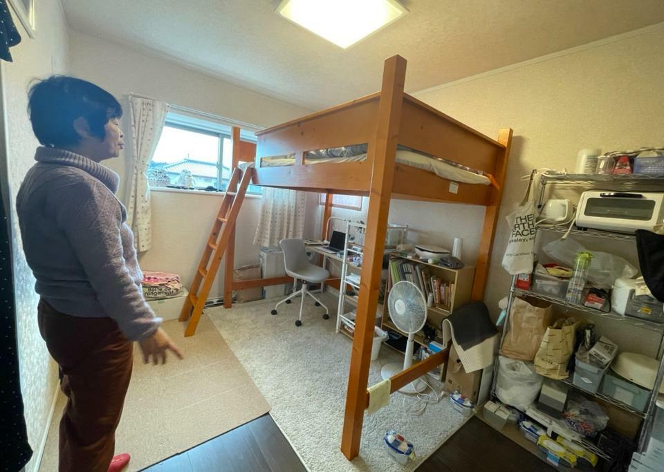 東日本大震災で被災した自宅を再建した坂本さん夫妻は、新居に瞳さんの部屋を作り、生前のアパートをそのまま再現している（筆者撮影）