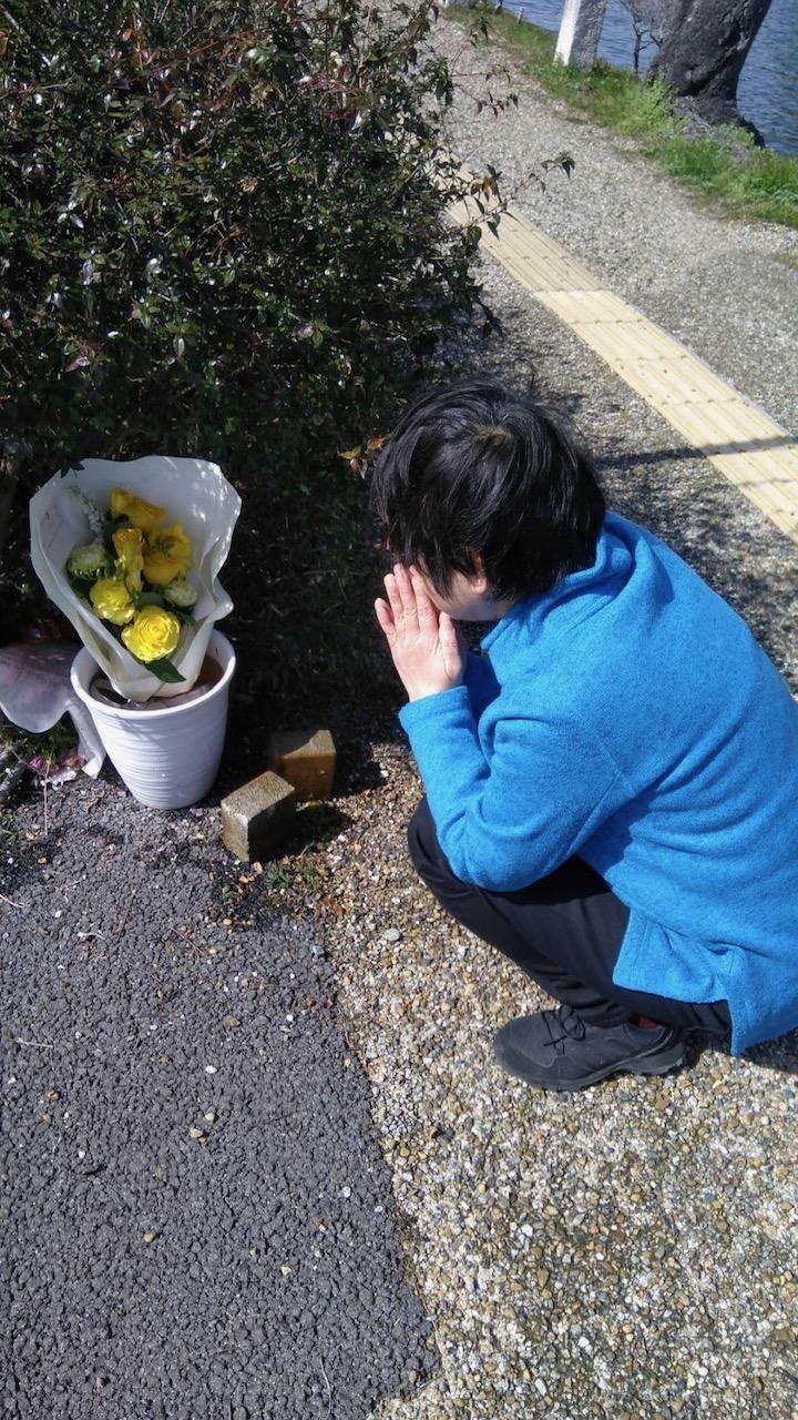 事故から4年間、滋賀の事故現場へ出向き、花を手向ける母の喜美江さん（遺族提供）