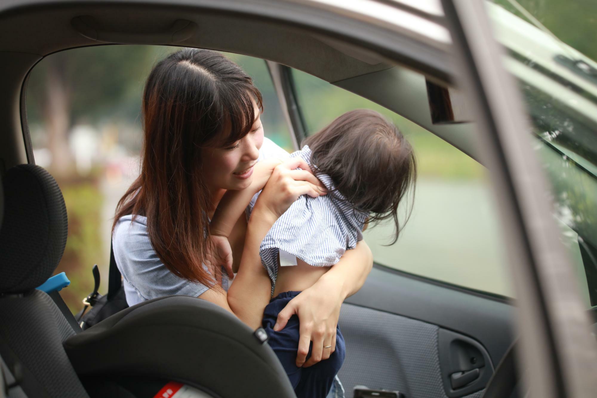 嫌がる子どもをチャイルドシートに座らせるのはひと苦労だ