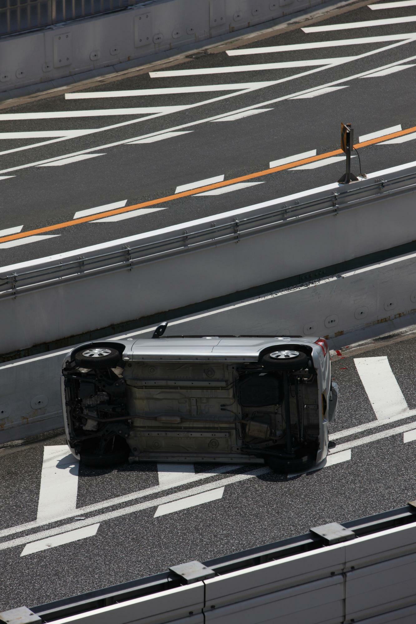 もし、単独事故で同乗の家族を死傷させてしまったら……