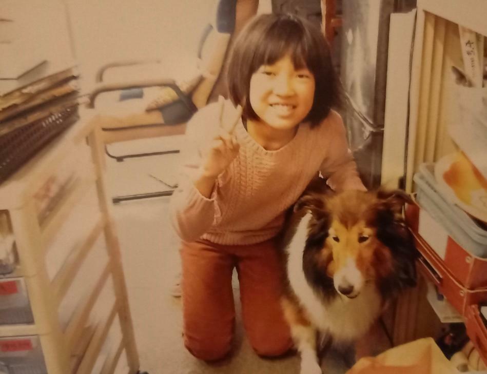 近所で飼われていた犬と仲良しだったという安優香さん。飼い主とも楽しく会話をし、一緒に散歩に行くこともあった。この写真は安優香さんの死を知った飼い主が両親に届けてくれたものだという（井出さん提供）